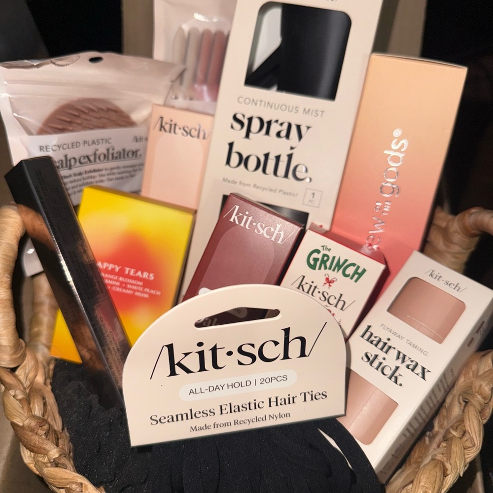 Kitsch Beauty Basket with Pink and Black Accessories